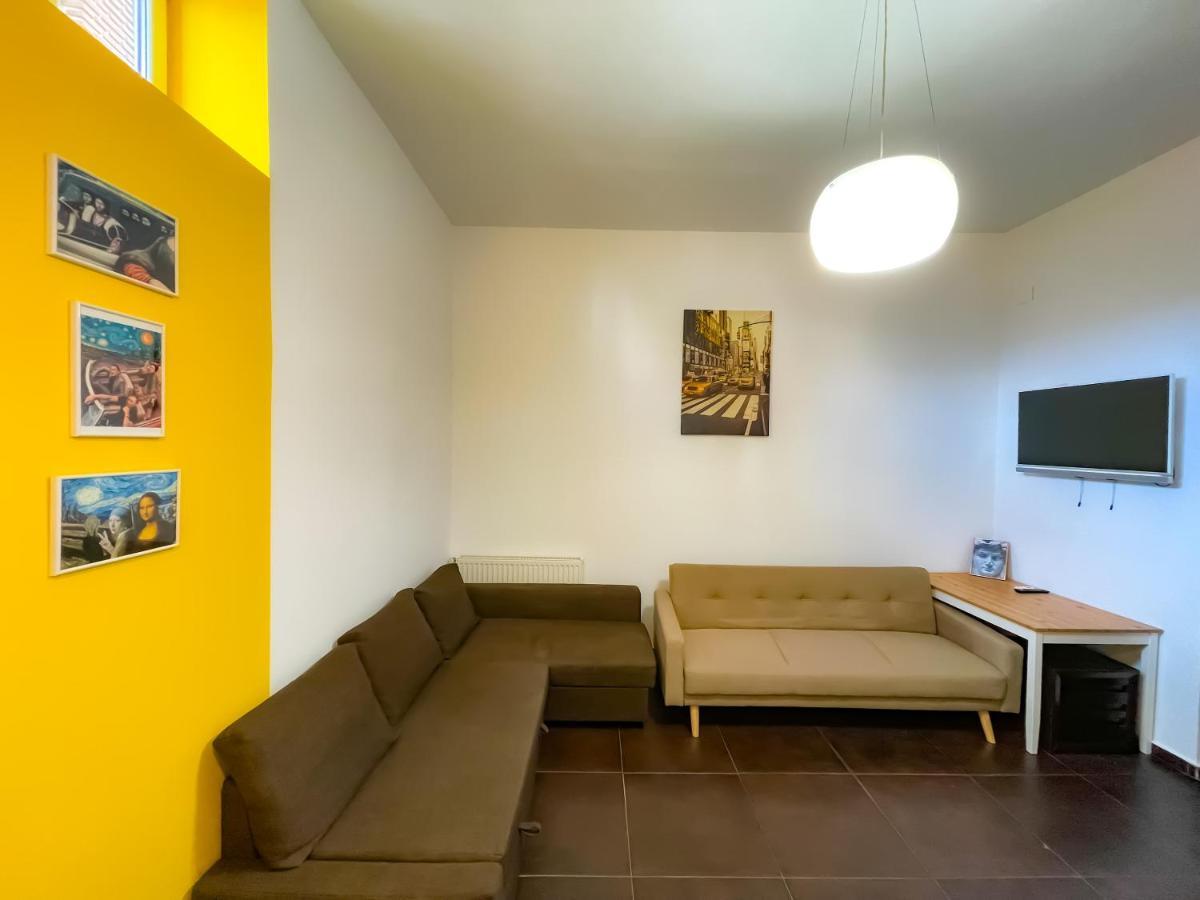 Cool Flat With Hot Tub In The Old Town Apartment Bukares Bagian luar foto