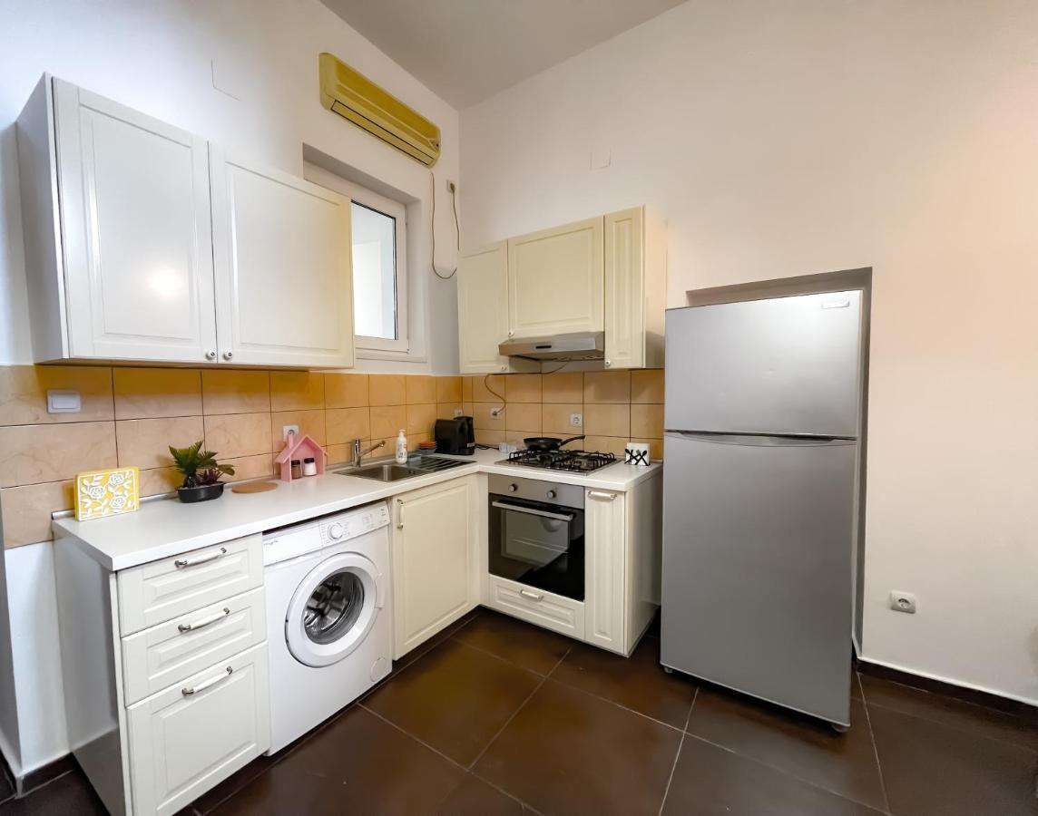 Cool Flat With Hot Tub In The Old Town Apartment Bukares Bagian luar foto
