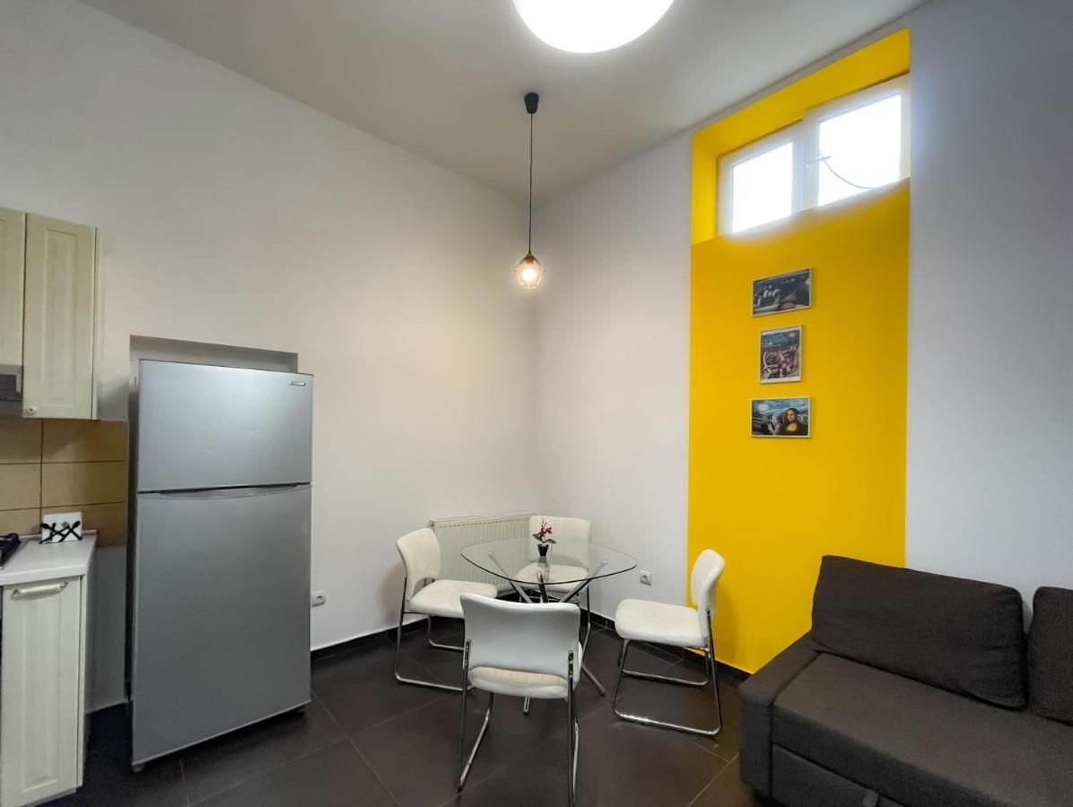 Cool Flat With Hot Tub In The Old Town Apartment Bukares Bagian luar foto