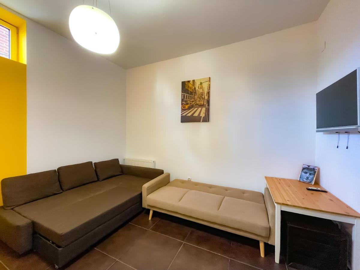 Cool Flat With Hot Tub In The Old Town Apartment Bukares Bagian luar foto