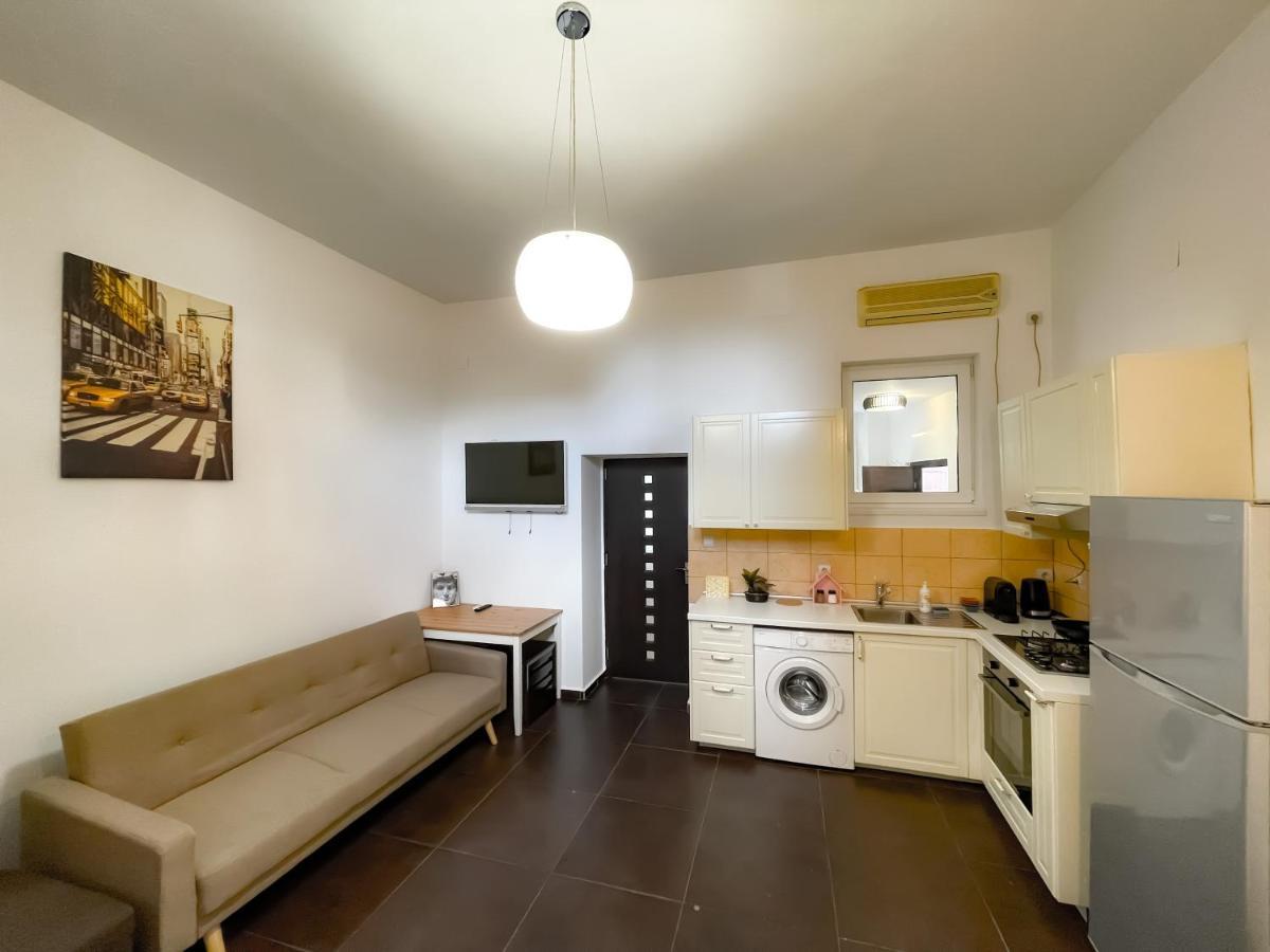 Cool Flat With Hot Tub In The Old Town Apartment Bukares Bagian luar foto