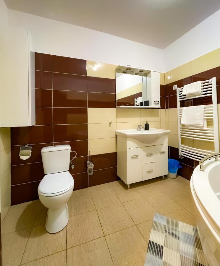 Cool Flat With Hot Tub In The Old Town Apartment Bukares Bagian luar foto