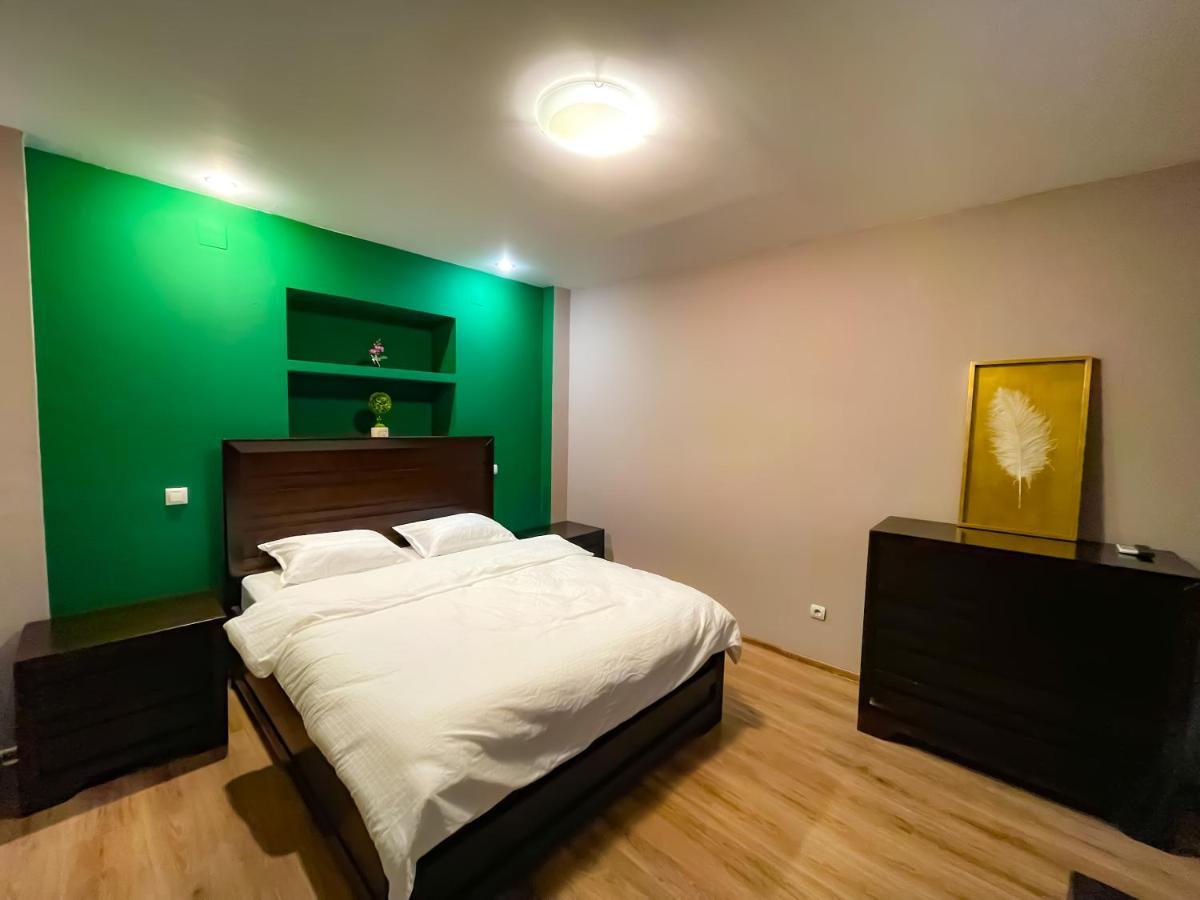 Cool Flat With Hot Tub In The Old Town Apartment Bukares Bagian luar foto