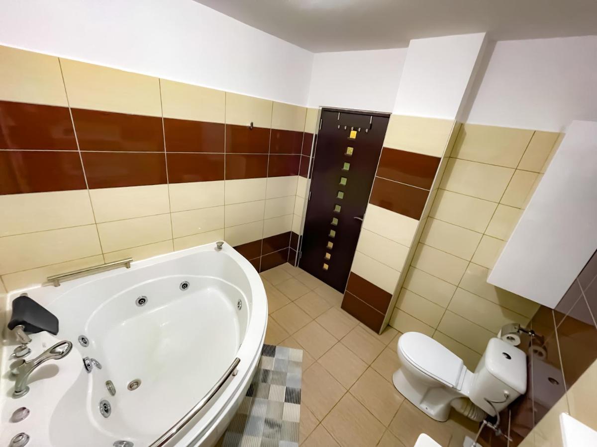 Cool Flat With Hot Tub In The Old Town Apartment Bukares Bagian luar foto
