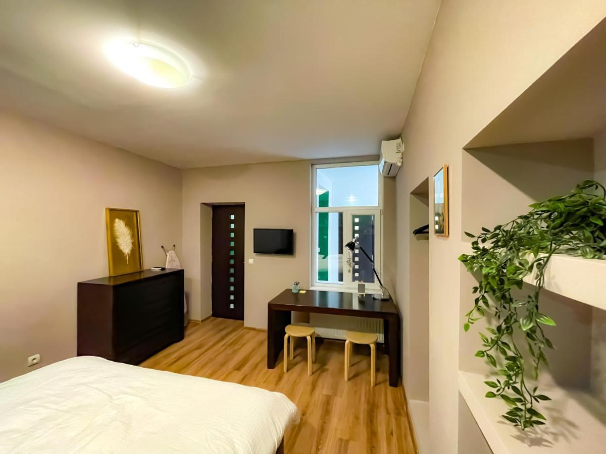 Cool Flat With Hot Tub In The Old Town Apartment Bukares Bagian luar foto