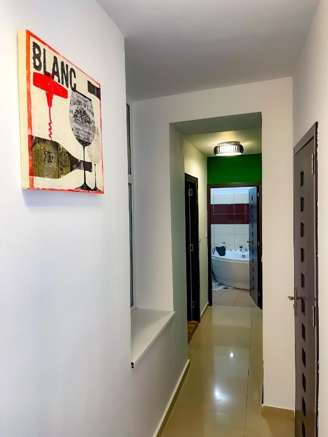 Cool Flat With Hot Tub In The Old Town Apartment Bukares Bagian luar foto